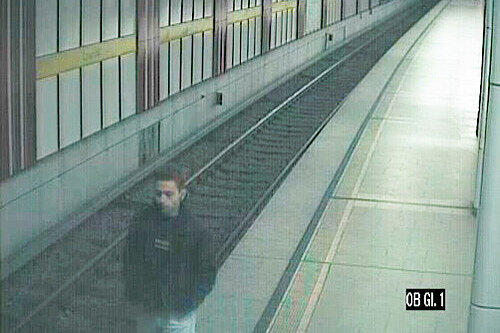 Mit diesem Foto, das die Überwachungskamera am U-Bahnhof Ostbahnhof aufnahm, fahndet die Polizei nach dem harmlos wirkenden Schläger.