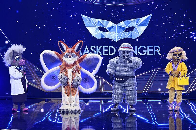 Sie singen und tanzen wieder, aber ein bisschen anders. In der ersten Show von "The Masked Singer" (ProSieben) traten Prof. Dr. Dr Schweinstein, Momo, Bubble und Emily Wau (von links) auf. F&uuml;r zwei von ihnen war der "Maskenball" gleich wieder beendet.