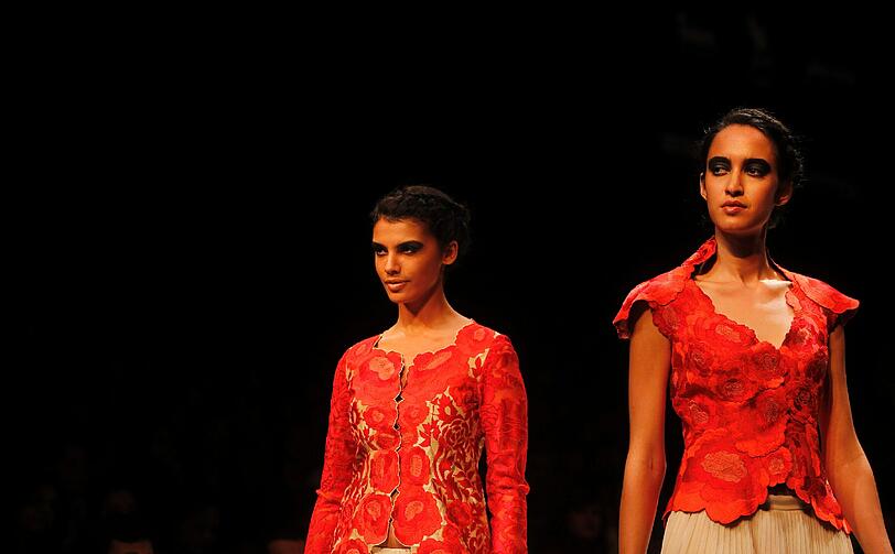 Fashion Week in der indischen Hafenmetropole Mumbai: Manche Kreationen sehen aus, als kämen sie von einem anderen Planeten. Der Stil bewegt sich in gewagter Weise zwischen Lady Gaga, Star Wars und Minnie Maus.
