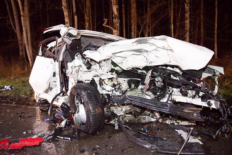 Schlimmer Unfall auf der B2: 3 Tote und ein schwer Verletzter.