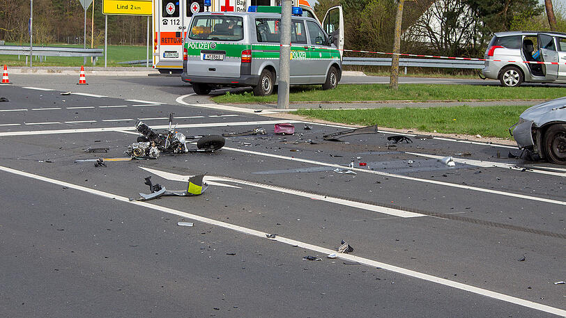 Ein Trümmerfeld auf der Staatsstraße 2245 in Zirndorf: Der Rollerfahrer starb noch vor Ort, der 30-Jährige stieß mit einem Streifenwagen zusammen, der gerade auf Einsatzfahrt war. Die Bilder.