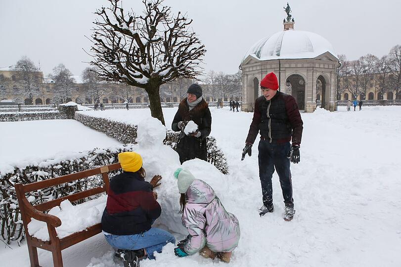 Im Hofgarten nutzen die Münchner das Wetter, um sich mit Schneebällen einzudecken.