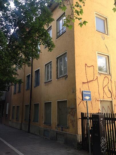 Das gelbe Haus gehört der Stadt. Es wird abgerissen. Auf dem Grunstück entstehen neue Wohnungen.