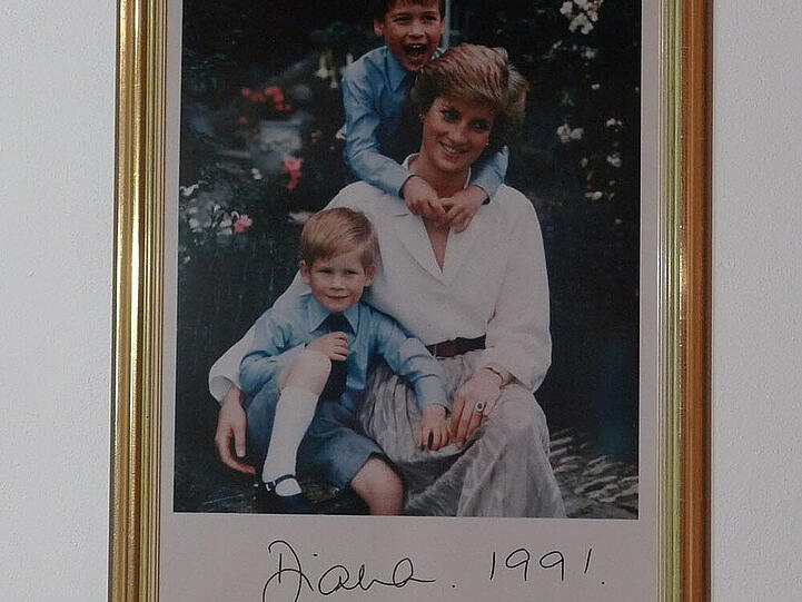 Handsigniertes Erinnerungsfoto von Lady Diana mit William und Harry
