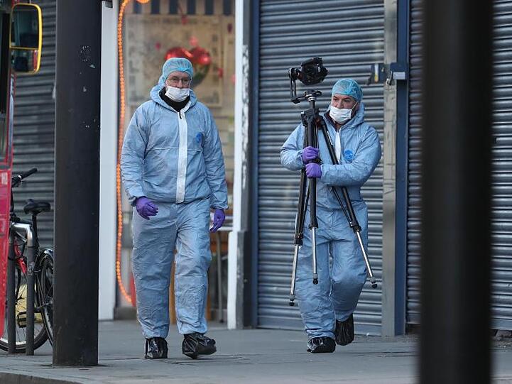 Gerichtsmediziner untersuchen am Tag nach dem Angriff den Tatort in London.