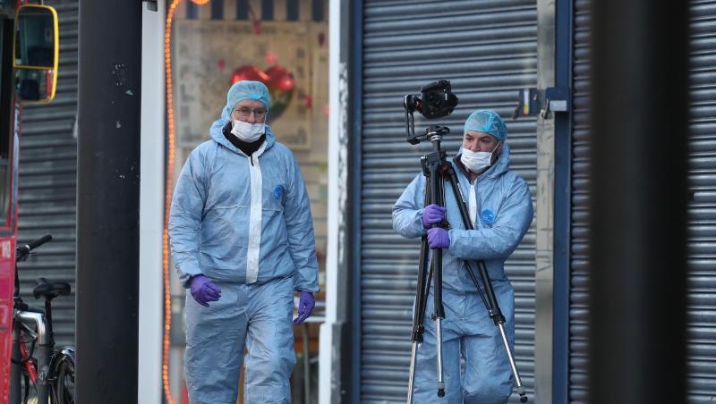 Gerichtsmediziner untersuchen am Tag nach dem Angriff den Tatort in London. Gerichtsmediziner untersuchen am Tag nach dem Angriff den Tatort in London.