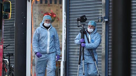 Gerichtsmediziner untersuchen am Tag nach dem Angriff den Tatort in London.