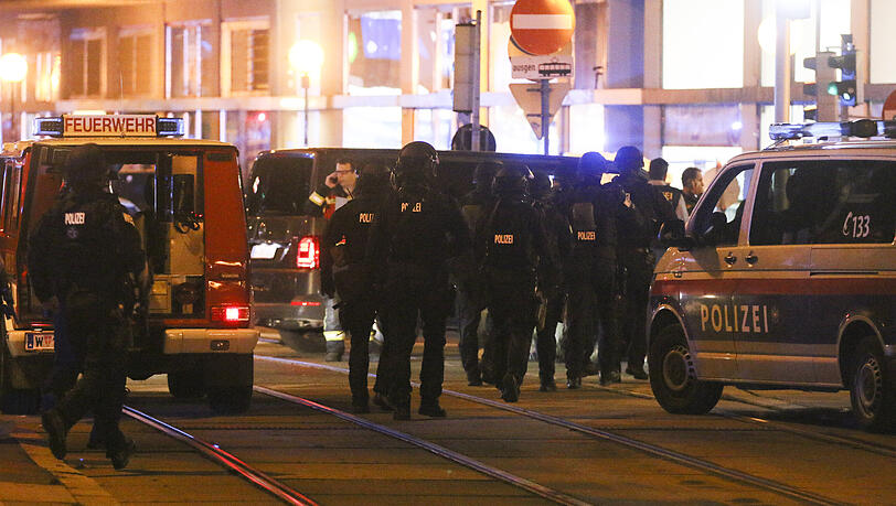 Schwerbewaffnete Einsatzkräfte sind nach den Schüssen in der Wiener Innenstadt im Einsatz. Schwerbewaffnete Einsatzkräfte sind nach den Schüssen in der Wiener Innenstadt im Einsatz.