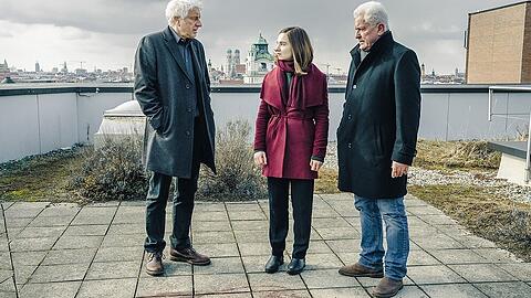 Franz Leitmayr (Udo Wachtveitl, l.), Marina Eeden (Jara Bihler) und Ivo Batic (Miroslav Nemec) finden Blutspuren am Tatort.