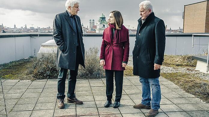 Franz Leitmayr (Udo Wachtveitl, l.), Marina Eeden (Jara Bihler) und Ivo Batic (Miroslav Nemec) finden Blutspuren am Tatort.