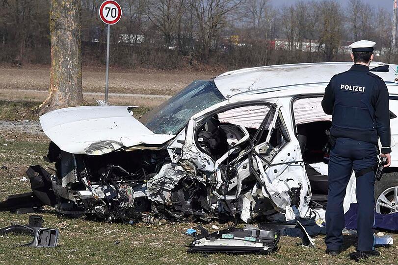 Der 68-Jährige prallte frontal mit seinem Auto gegen einen Baum.