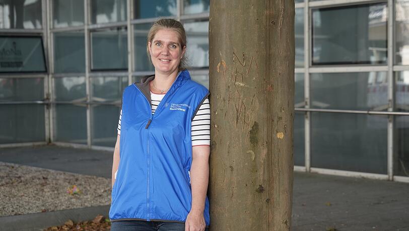 In blauer "VIN"-Weste im Einsatz für den Frieden unter Nachbarn: Sonja Rauschert koordiniert das Konfliktmanager-Team der Stadt, ihr Büro liegt an der Franziskanerstraße.