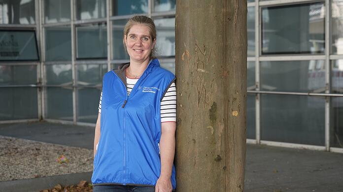 In blauer "VIN"-Weste im Einsatz für den Frieden unter Nachbarn: Sonja Rauschert koordiniert das Konfliktmanager-Team der Stadt, ihr Büro liegt an der Franziskanerstraße.