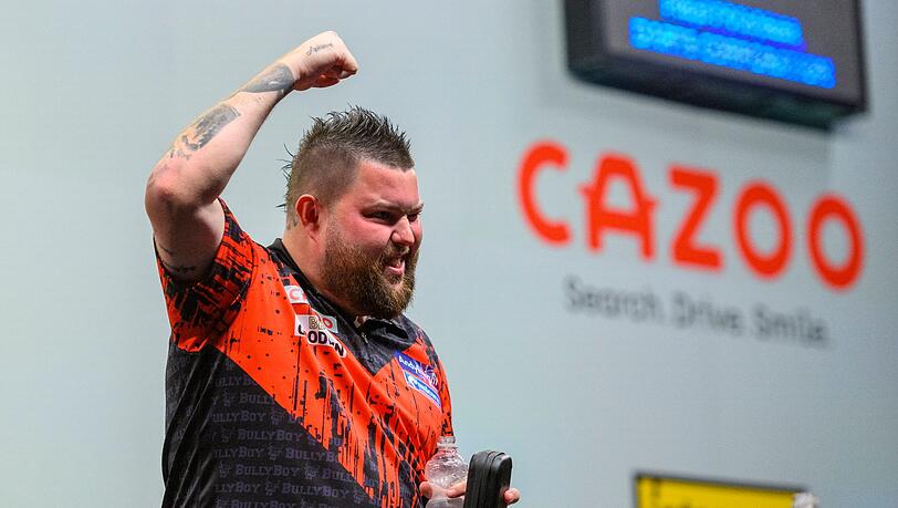 Der Engländer Michael Smith (ENG) jubelt in Wolverhampton über seinen ersten Major-Titel.