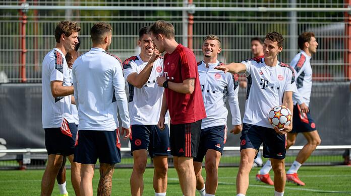 Thomas Müller (l-r), Lucas Hernandez, Marc Roca, Michael Cuisance und Benjamin Pavard spaßen mit Maximilian Pelka (M), Teampsychologe.