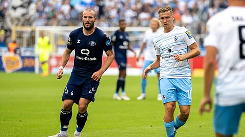 Erlebt man auch nicht alle Tage: Manni Starke (li.) erzielt das Tor der Saison – ausgerechnet gegen seinen zukünftigen Klub.