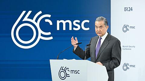 Wang Yi, chinesischer Außenminister, spricht bei der 60. Münchner Sicherheitskonferenz (MSC) im Hotel Bayerischer Hof.