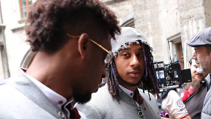Während der Meisterfeier gönnte sich Michael Olise eine Partie Schach auf seinem Smartphone. Teamkollege Kingsley Coman schaut etwas verwundert. Während der Meisterfeier gönnte sich Michael Olise eine Partie Schach auf seinem Smartphone. Teamkollege Kingsley Coman schaut etwas verwundert.