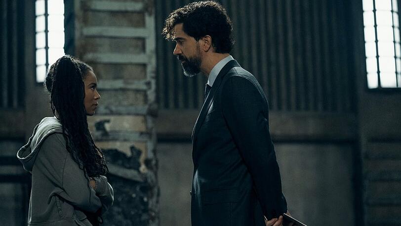 Die sichtlich skeptische Marie (Jaz Sinclair) trifft auf den neuen Dekan ihrer Uni.