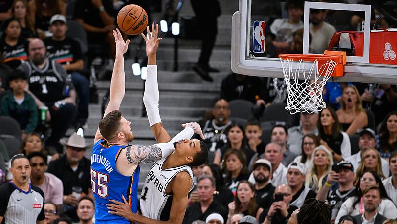 Victor Wembanyama (re.) dominierte Spiel vier gegen Isaiah Hartenstein und die Oklahoma City Thunder. Victor Wembanyama (re.) dominierte Spiel vier gegen Isaiah Hartenstein und die Oklahoma City Thunder.