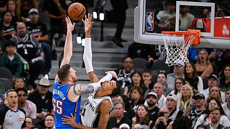 Victor Wembanyama (re.) dominierte Spiel vier gegen Isaiah Hartenstein und die Oklahoma City Thunder.