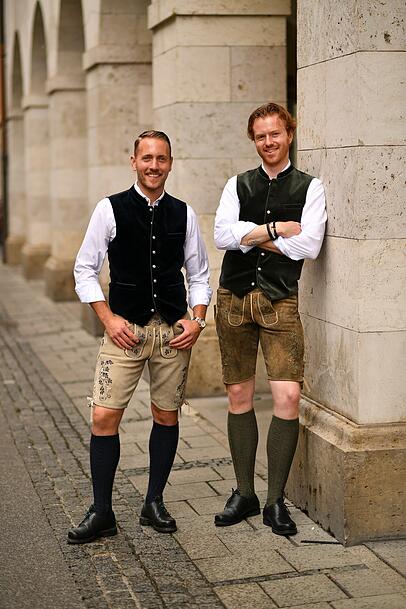 Die Weste zur Lederhosn ist mittlerweile Standard. Akzente setzt Mann durch kleine Details. Die Weste zur Lederhosn ist mittlerweile Standard. Akzente setzt Mann durch kleine Details.
