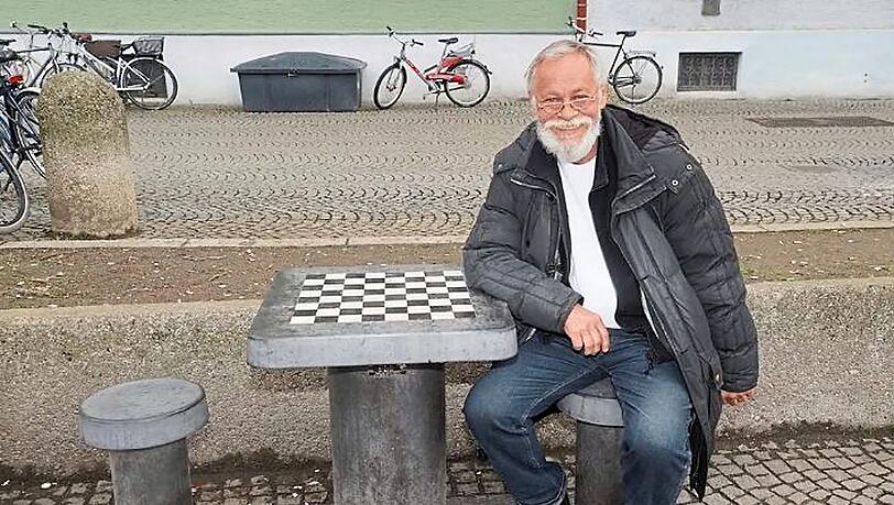 Schachspieler aus Leidenschaft: „Münchens berühmtester Obdachloser“ Walter Reinhardt 2021 am Schachplatz an der Münchner Freiheit. Nun ist er mit 71 Jahren verstorben. Schachspieler aus Leidenschaft: „Münchens berühmtester Obdachloser“ Walter Reinhardt 2021 am Schachplatz an der Münchner Freiheit. Nun ist er mit 71 Jahren verstorben.