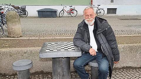 Schachspieler aus Leidenschaft: &bdquo;M&uuml;nchens ber&uuml;hmtester Obdachloser&ldquo; Walter Reinhardt 2021 am Schachplatz an der M&uuml;nchner Freiheit. Nun ist er mit 71 Jahren verstorben.