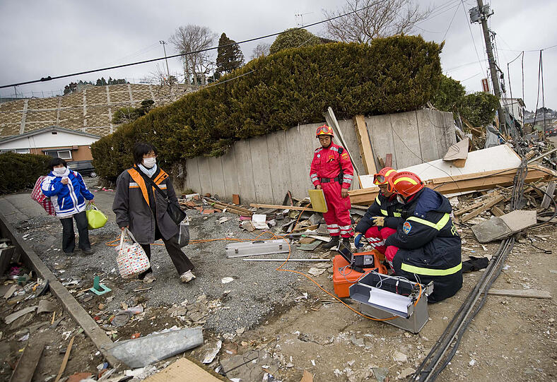 Japan: Erdbeben, Tsunami, Angst vor Atom-Gau - ein Land liegt in Trümmern. Die Bilder