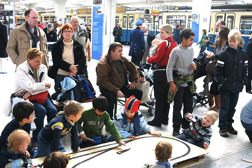 150 Jahre ÖPNV, 40 Jahre U-Bahn: So feiert die Münchner Verkehrsgesellschaft (MVG) den Jahrestag. Die besten Bilder...