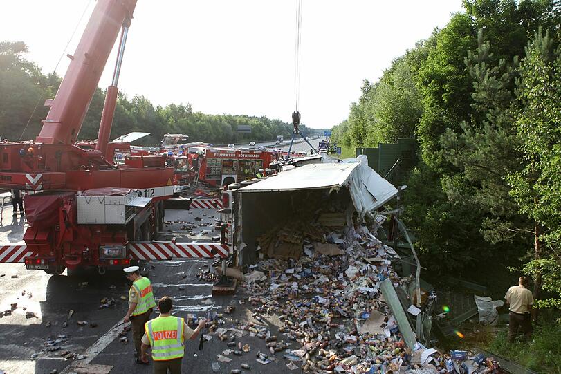 Am Dienstag kam es auf der A3 zwischen Behringersdorf und Nürnberg-Mögeldorf in Richtung Würzburg zu einem schweren Lkw-Unfall. Ein Lkw krachte mit einem Pkw zusammen. Der Lkw kam rechts von der Autobahn ab und fuhr eine Lärmschutzwand nieder. Dabei wurde sein Fahrer eingeklemmt und verstarb noch am Unfallort.