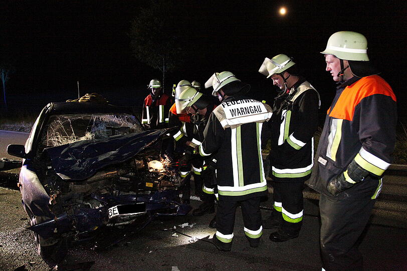 Bei Warngau ist ein Autofahrer bei einem heftigen Frontalcrash ums Leben gekommen. Der Mann wollte überholen und rauschte dabei mit einem anderen Wagen auf der Gegenfahrbahn zusammen.