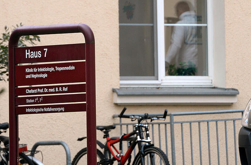 Blick auf die Klinik für Infektiologie des St. Georg Krankenhauses in Leipzig (Sachsen), aufgenommen am 09.10.2014. Der Ebola-Patient in der Klinik ist tot.