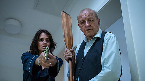 "Wilsberg: Wellenbrecher": Tanja Steinthal (Stephanie Eidt) und Georg Wilsberg (Leonard Lansink) haben sich gewappnet