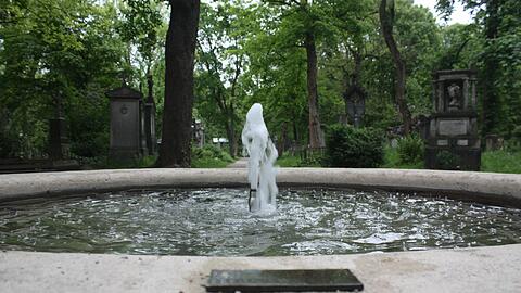 Auf dem Alten Südliche Friedhof gibt es neben dem alten Schöpfbrunnen noch viele weitere Kulturdenkmäler. Die Bilder.