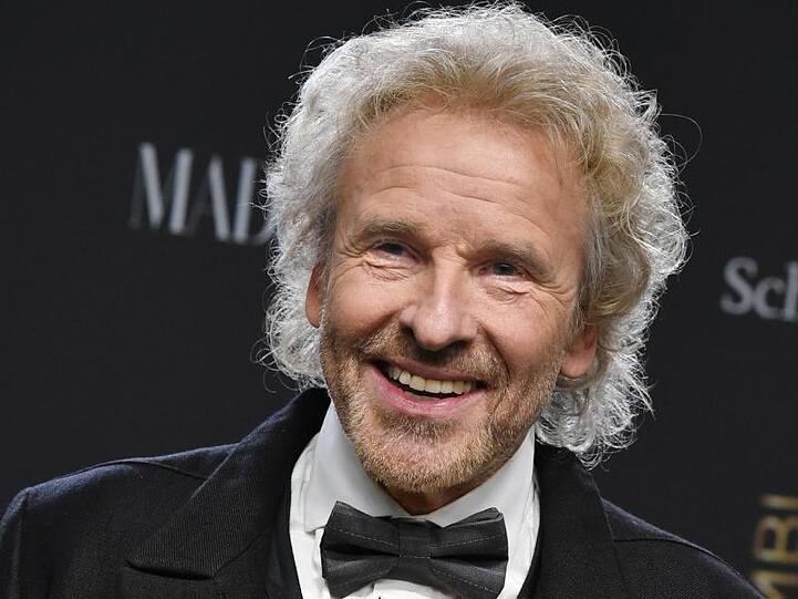 Thomas Gottschalk blickt nach vorne.