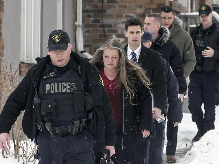 Ermittler untersuchen das Grundstück in Toronto, auf dem zunächst sechs Leichen entdeckt wurden.
