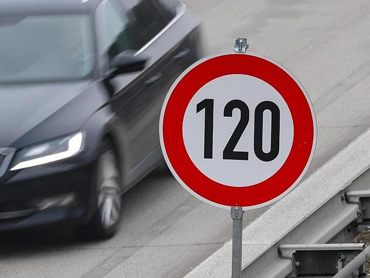 Ein Schild, das eine Tempobegrenzung von 120 Km/h anzeigt. Foto: Patrick Pleul/zb/dpa/Archivbild