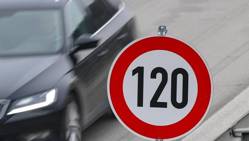 Ein Schild, das eine Tempobegrenzung von 120 Km/h anzeigt. Foto: Patrick Pleul/zb/dpa/Archivbild