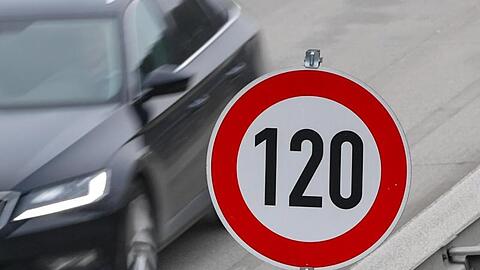 Ein Schild, das eine Tempobegrenzung von 120 Km/h anzeigt. Foto: Patrick Pleul/zb/dpa/Archivbild