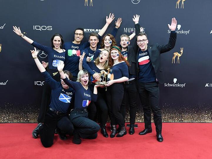 Erasmus-Studenten mit dem Millennium-Bambi für Europa.