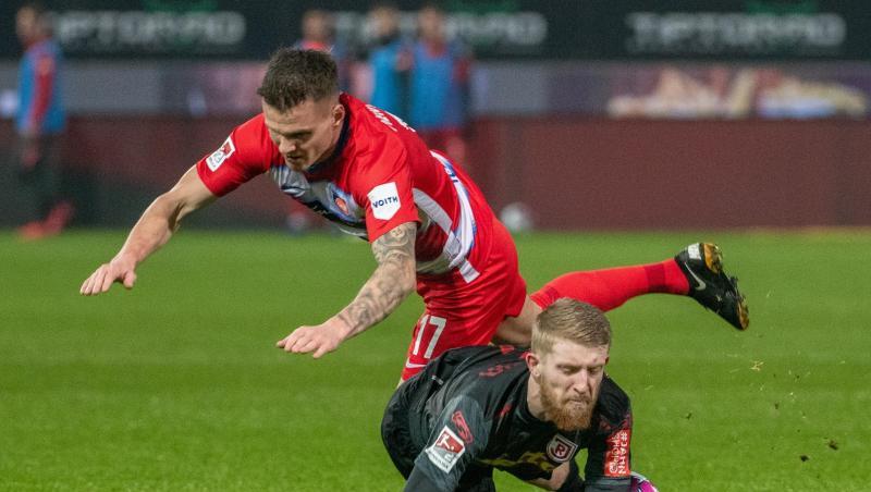 Heidenheims Florian Pick und Regensburgs Jan-Niklas Beste (l-r.) im Zweikampf um den Ball.