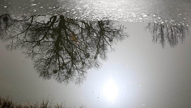Noch mag der Winter nicht ganz gehen: Ein Teil des Kanals ist immer noch von Eis bedeckt.