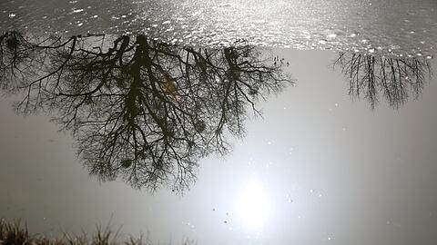 Noch mag der Winter nicht ganz gehen: Ein Teil des Kanals ist immer noch von Eis bedeckt.