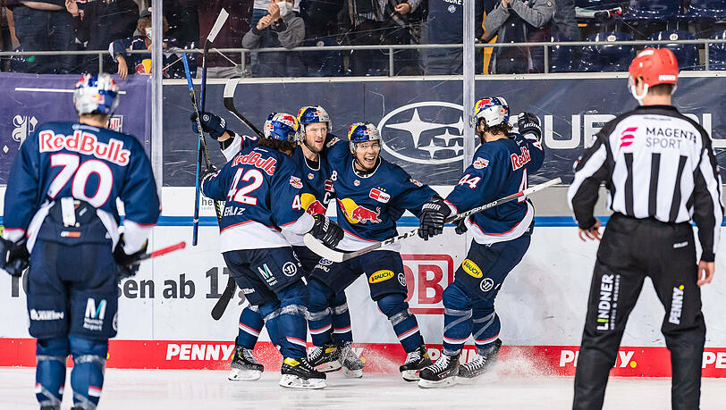 Die EHC-Spieler Yasin Ehliz (Nummer 42), Patrick Hager (52) und Zach Redmond (44) freuen sich mit Austin Ortega (8) über dessen Treffer zum 3:1 gegen die Straubing Tigers.