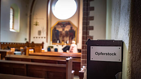 In einer Kirche in Moosach versuchte der 54-Jährige, den Opferstock zu knacken. (Symbolbild)