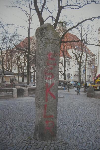 So stand sie mal am Elisabethplatz, heil, aber beschmiert: die steinerne Burgfriedensäule aus dem Jahr 1460.
