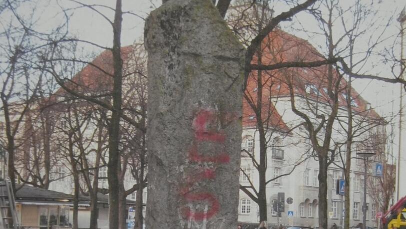 So stand sie mal am Elisabethplatz, heil, aber beschmiert: die steinerne Burgfriedensäule aus dem Jahr 1460.