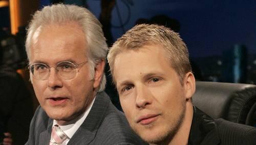 Kommt zwar nicht mit Harald Schmidt (links), dafür aber mit der Schauspielerin Susan Hoecke: Oliver Pocher Kommt zwar nicht mit Harald Schmidt (links), dafür aber mit der Schauspielerin Susan Hoecke: Oliver Pocher