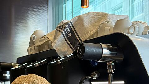 Auch die Espresso-Maschine weiß Jack bereits zu bedienen, sagt die Belegschaft.